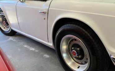 Triumph-tr6-1972-white-2