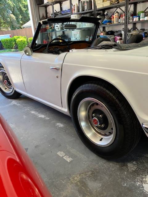 Triumph-tr6-1972-white-2