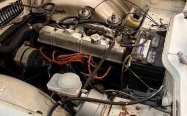 Triumph-tr6-1972-white-4