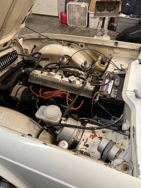 Triumph-tr6-1972-white-4