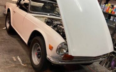 Triumph-tr6-1972-white-6