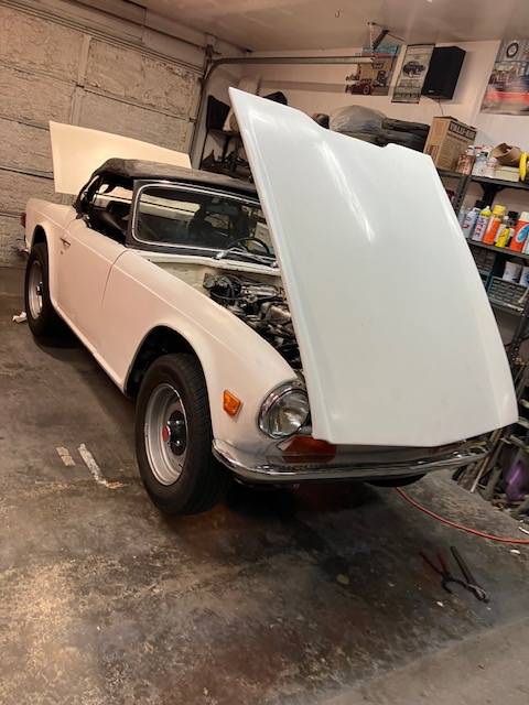 Triumph-tr6-1972-white-6