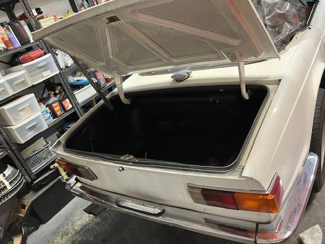 Triumph-tr6-1972-white-7