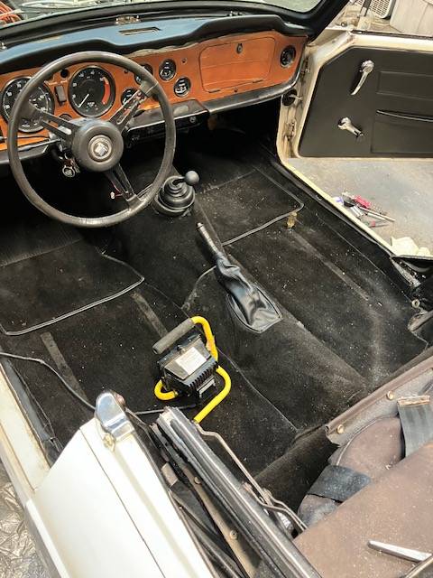 Triumph-tr6-1972-white-8