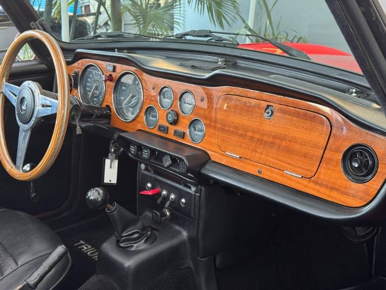 Triumph-tr6-1973-14