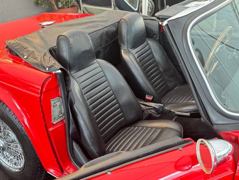 Triumph-tr6-1973-16
