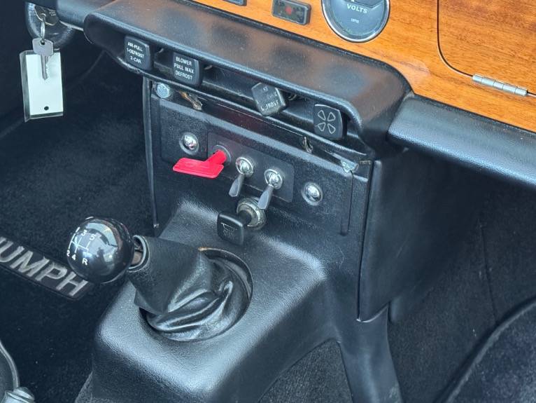 Triumph-tr6-1973-17