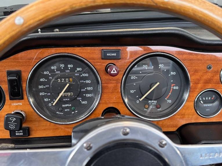 Triumph-tr6-1973-18