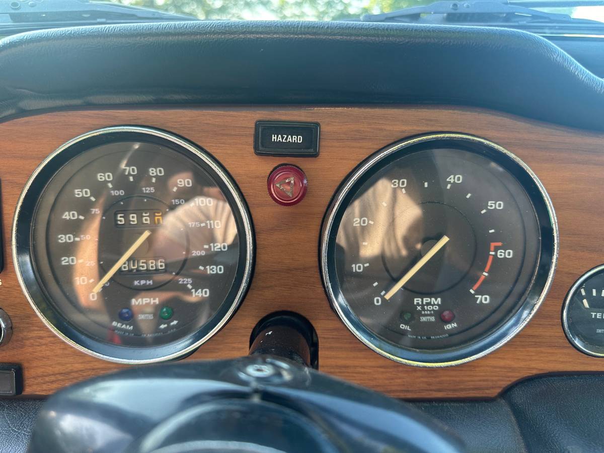 Triumph-tr6-1973-red-12