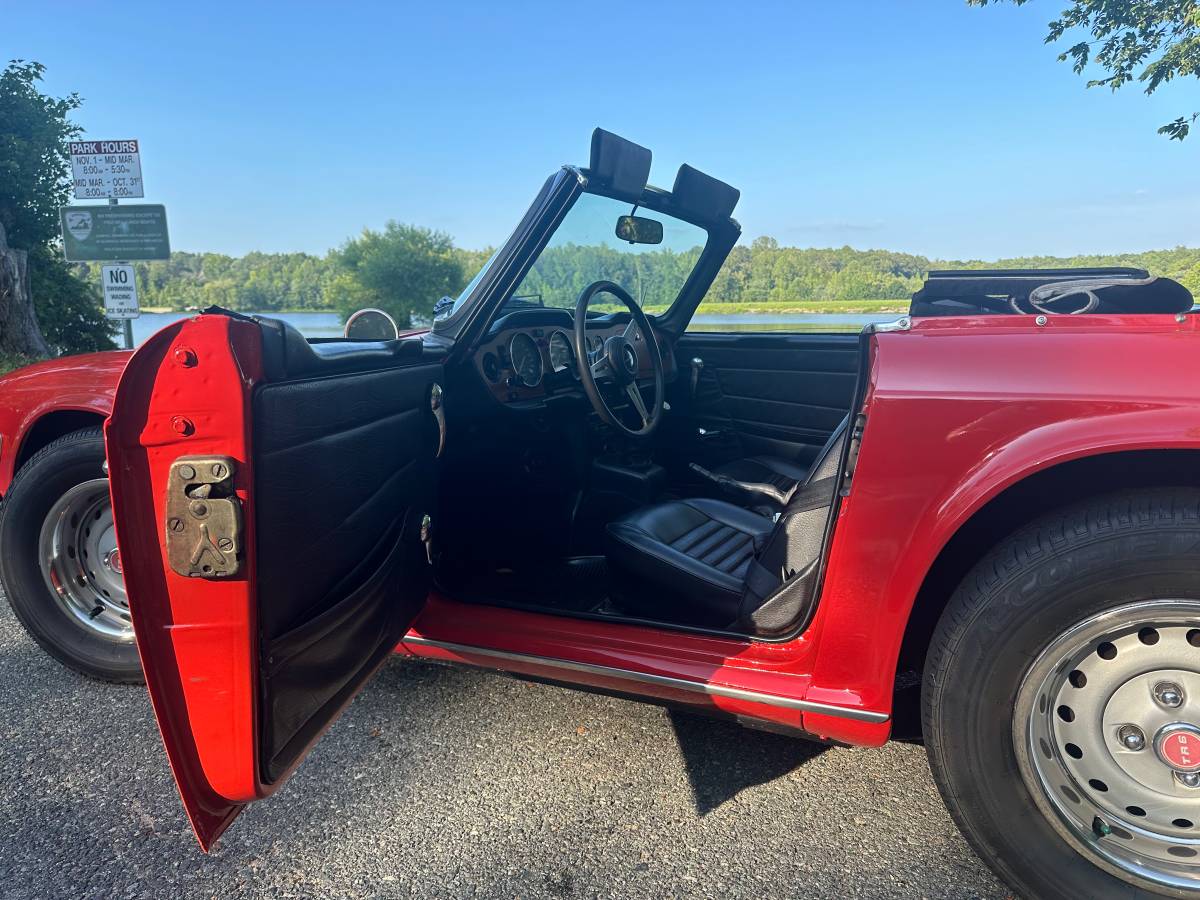 Triumph-tr6-1973-red-28