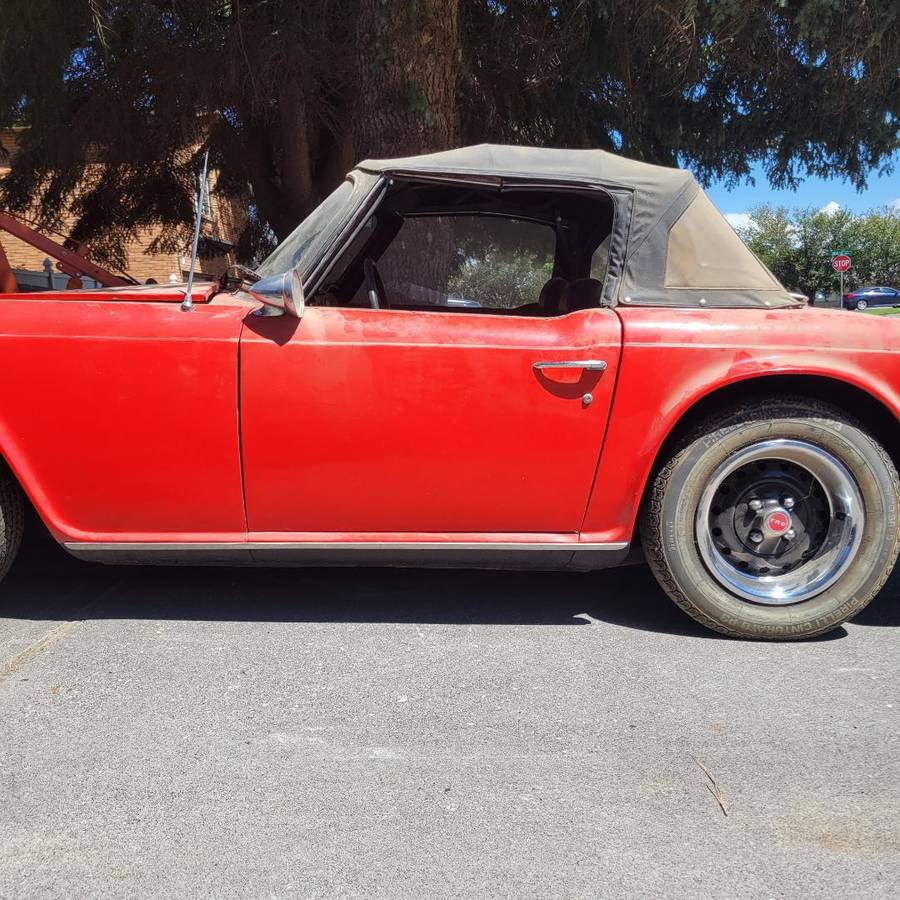 Triumph-tr6-1973-red-4