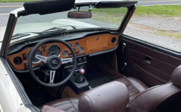 Triumph-tr6-1974-white-1