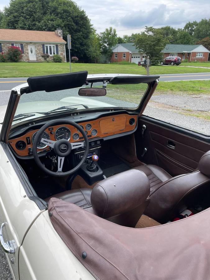 Triumph-tr6-1974-white-1