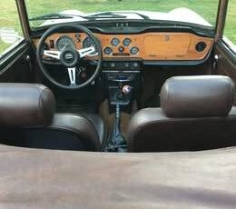 Triumph-tr6-1974-white-3