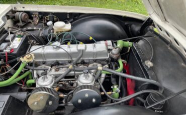 Triumph-tr6-1974-white-4