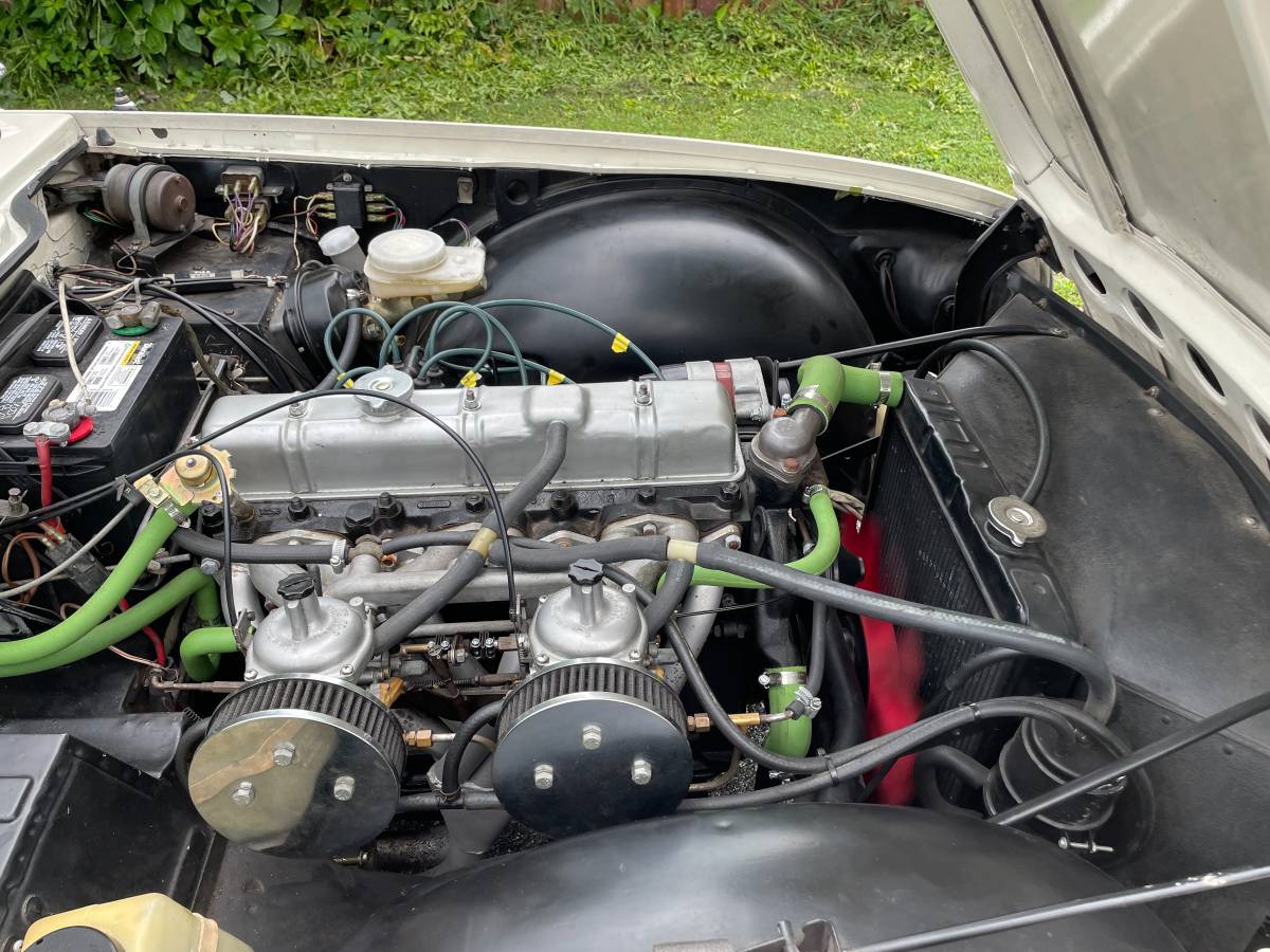 Triumph-tr6-1974-white-4