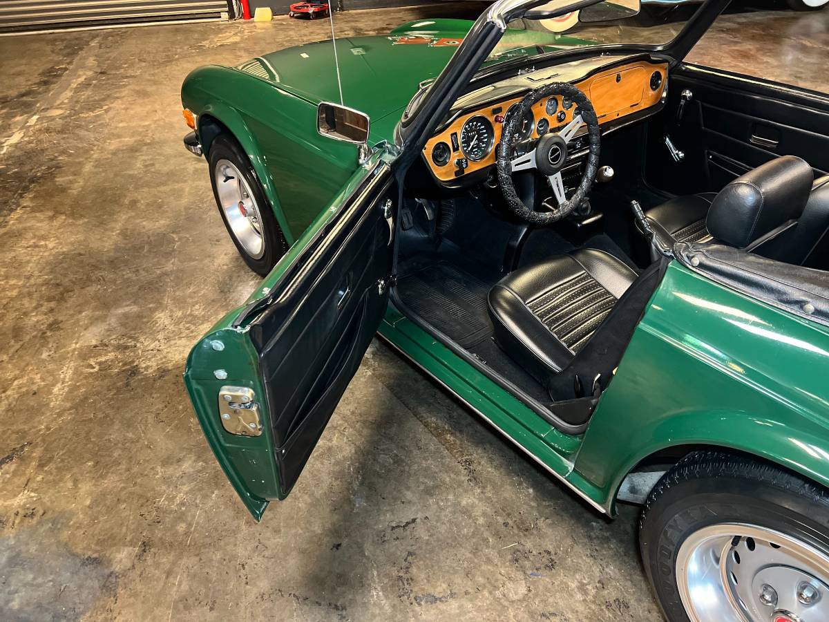 Triumph-tr6-1976-green-15