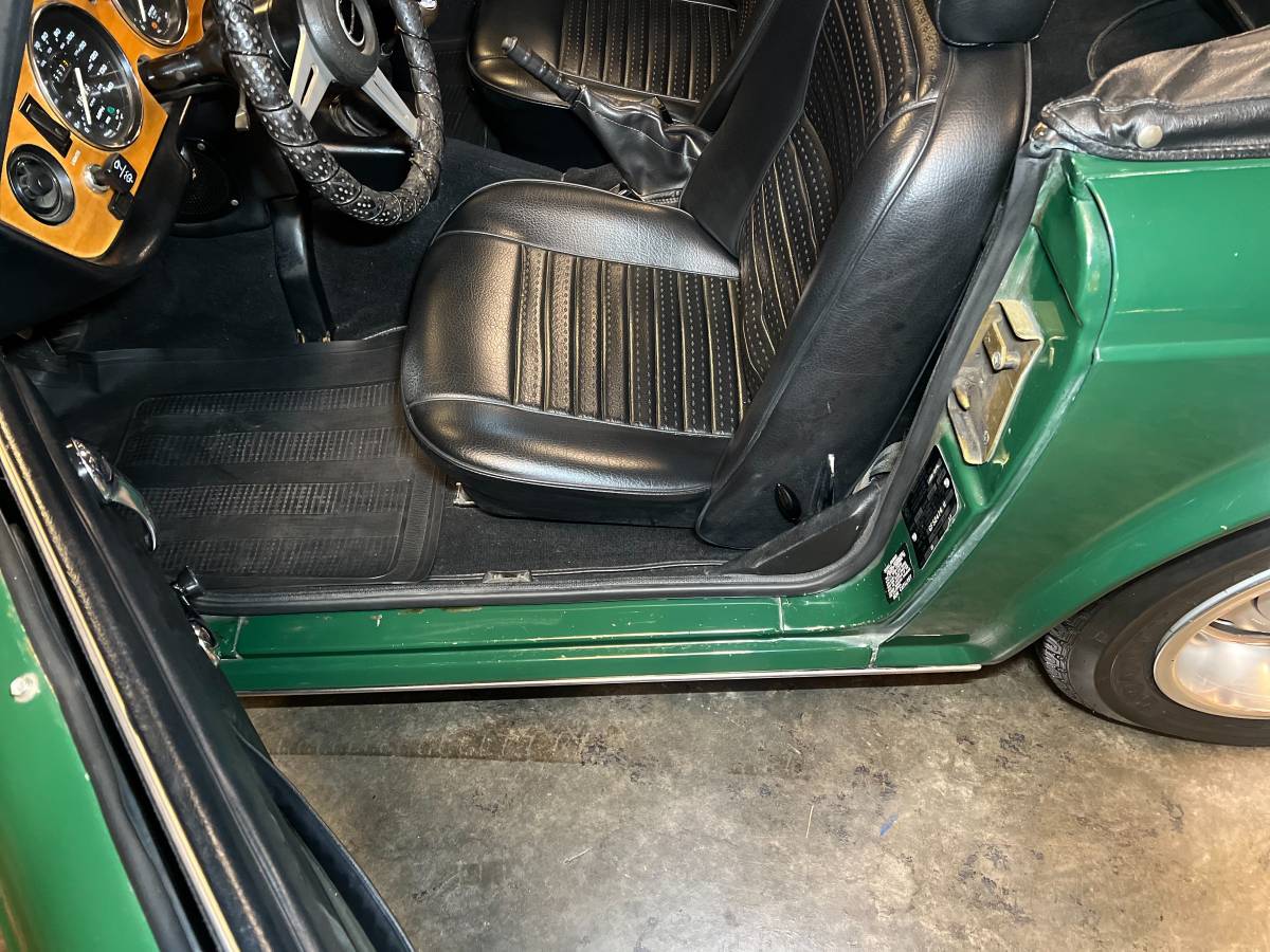 Triumph-tr6-1976-green-16