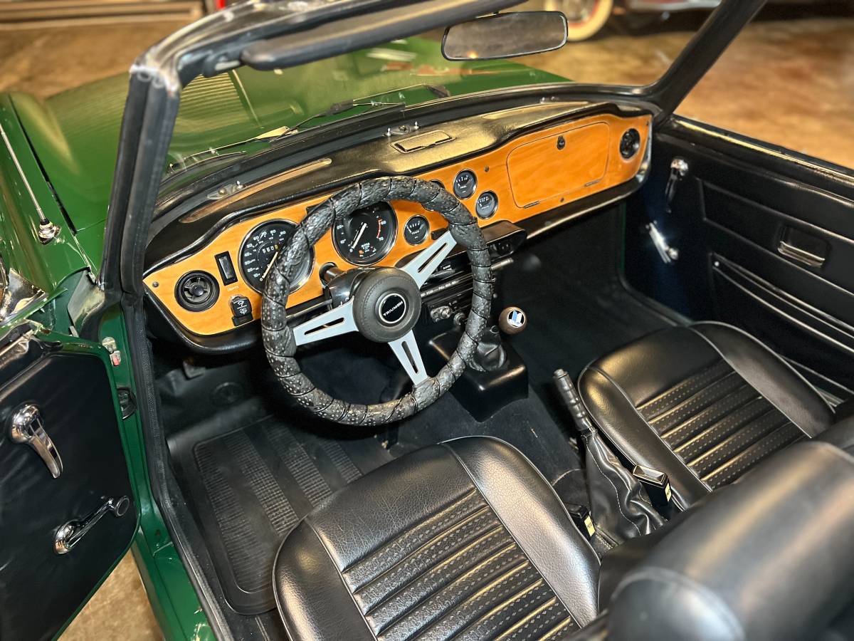 Triumph-tr6-1976-green-19