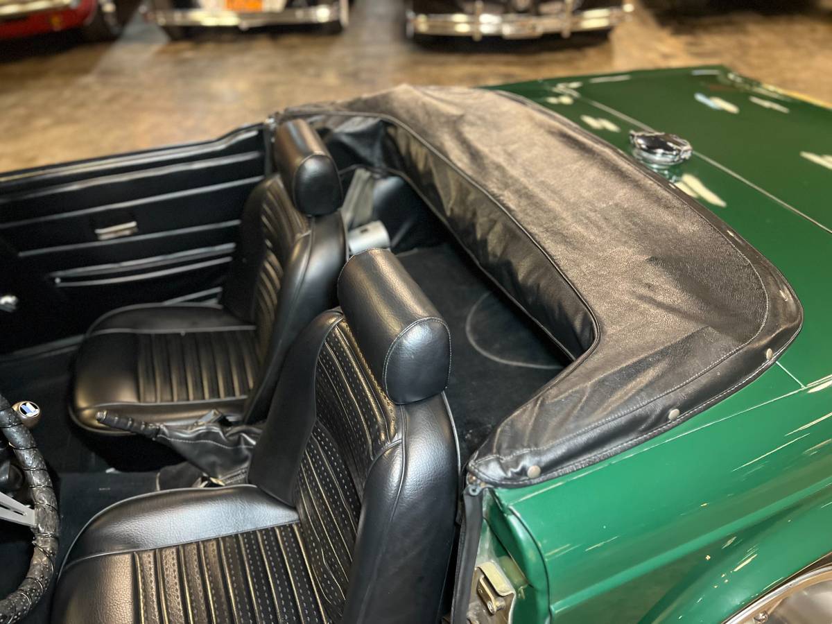 Triumph-tr6-1976-green-21