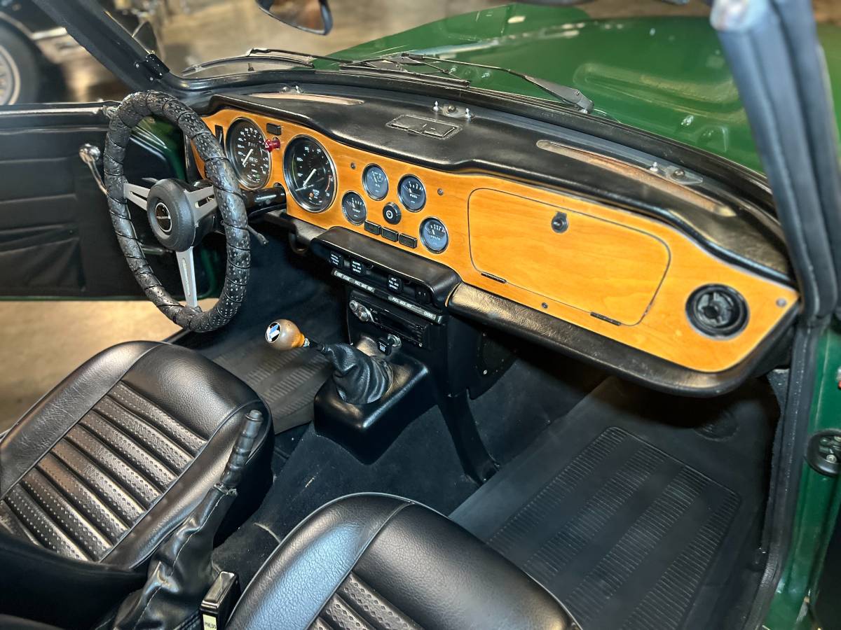 Triumph-tr6-1976-green-23