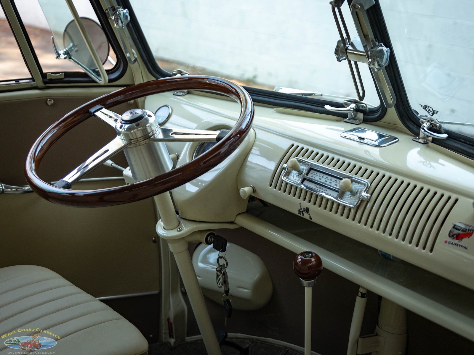 Volkswagen-23-Window-Samba-1975-23-Window-Bus-38