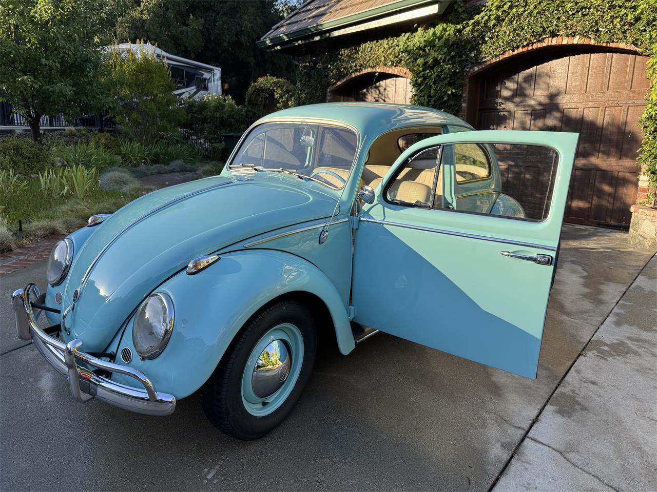 Volkswagen-Beetle-1962-sea-foam-green-beige-2