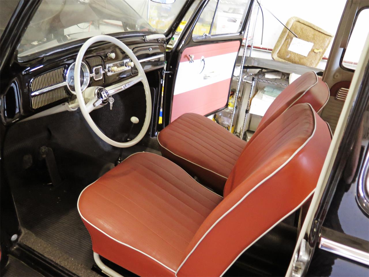 Volkswagen-Beetle-1964-Black-Red-2