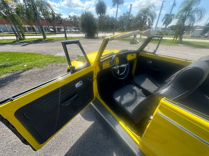 Volkswagen-Beetle-1968-Yellow-15