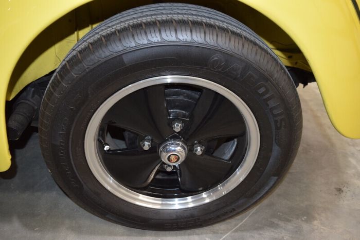 Volkswagen-Beetle-1969-Yellow-White-8