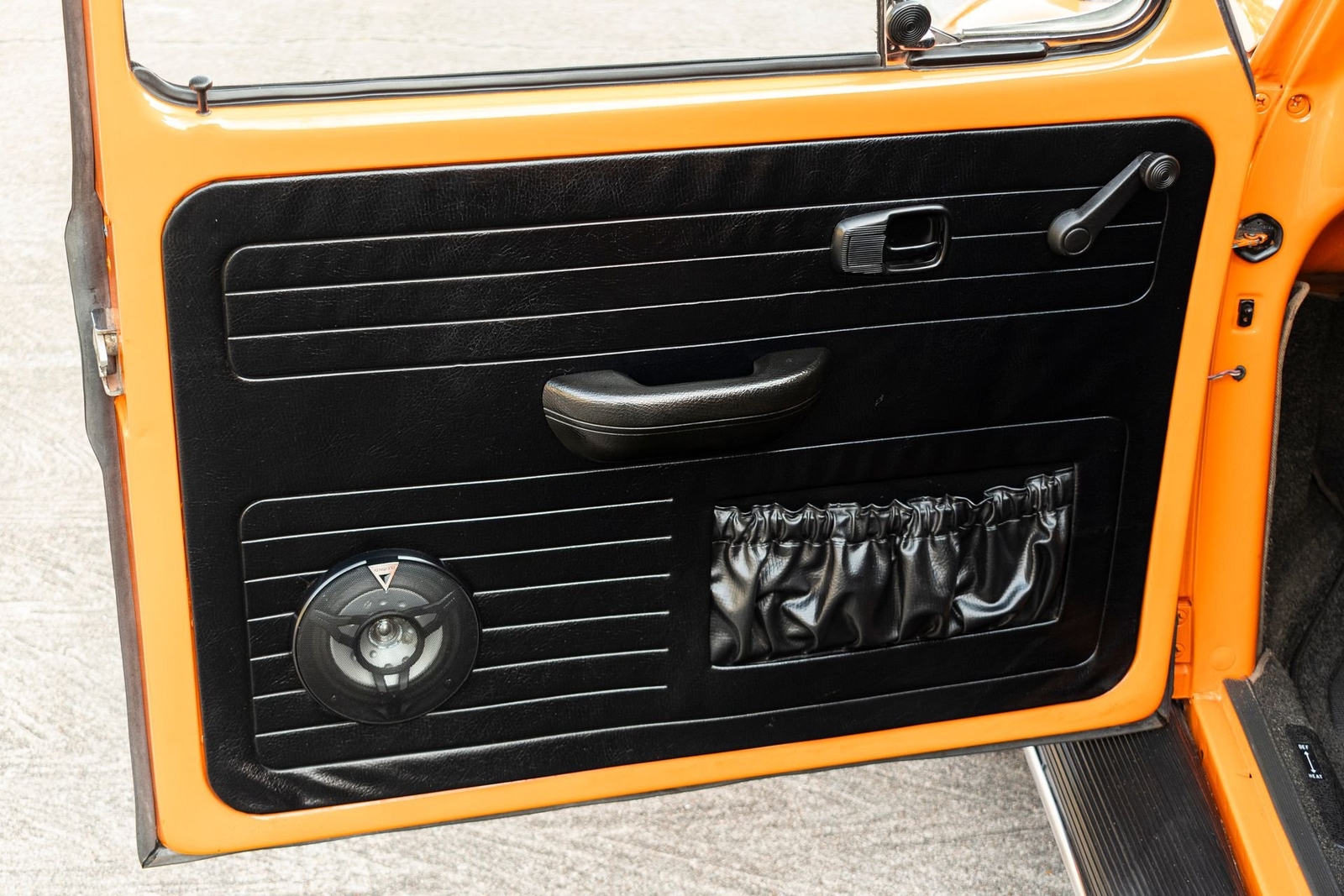 Volkswagen-Beetle-Classic-1972-Coupe-11