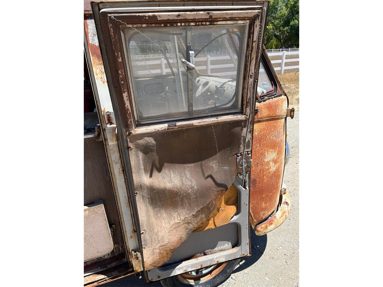 Volkswagen-Bus-1964-Tan-Red-10
