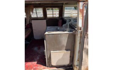 Volkswagen-Bus-1964-Tan-Red-11