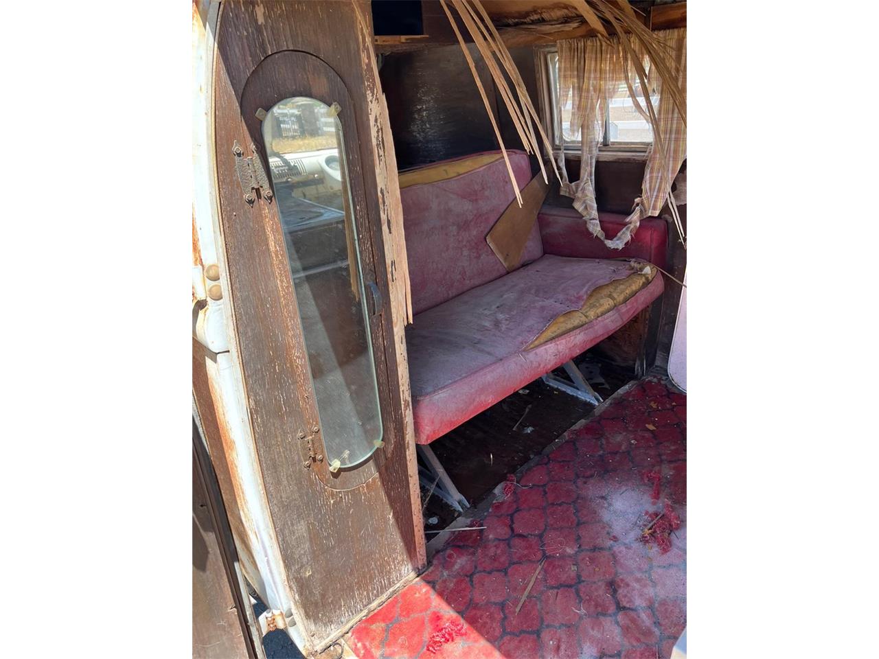 Volkswagen-Bus-1964-Tan-Red-14