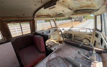 Volkswagen-Bus-1964-Tan-Red-15