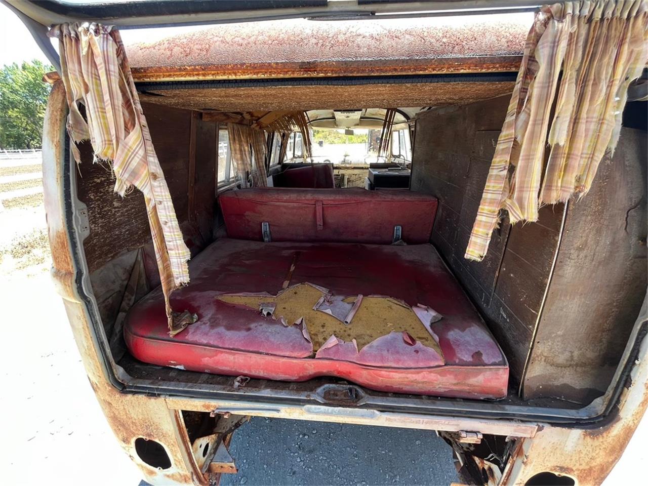 Volkswagen-Bus-1964-Tan-Red-17