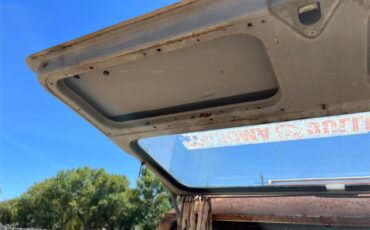 Volkswagen-Bus-1964-Tan-Red-50