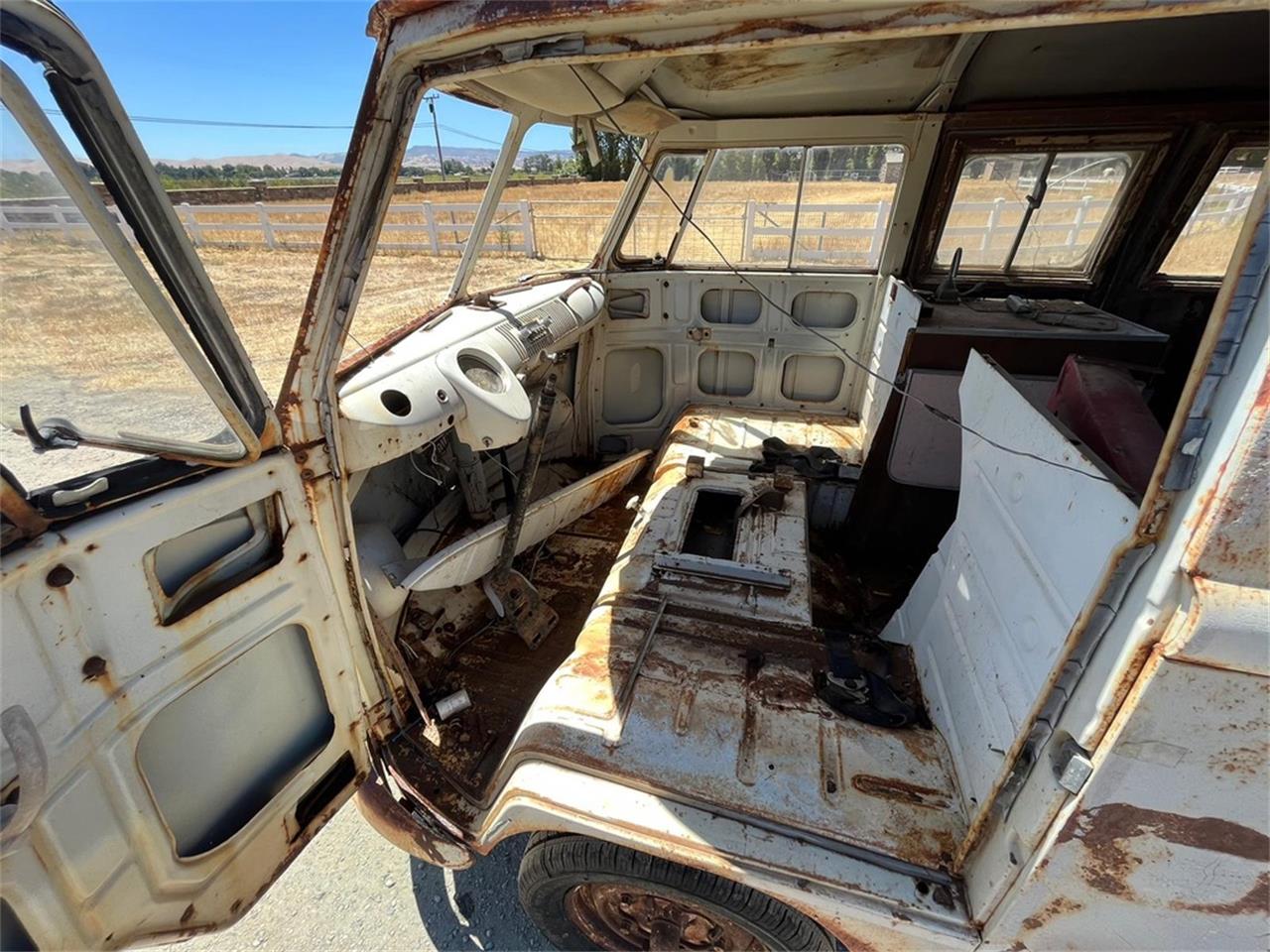 Volkswagen-Bus-1964-Tan-Red-55