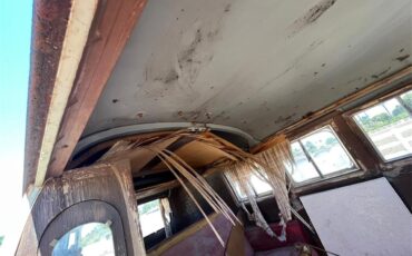 Volkswagen-Bus-1964-Tan-Red-7