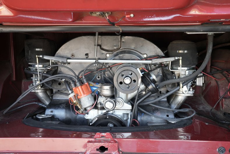 Volkswagen-Bus-1967-Red-Saddle-30