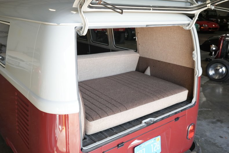 Volkswagen-Bus-1967-Red-Saddle-35