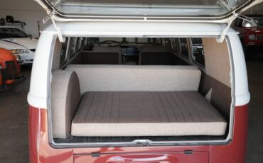 Volkswagen-Bus-1967-Red-Saddle-36