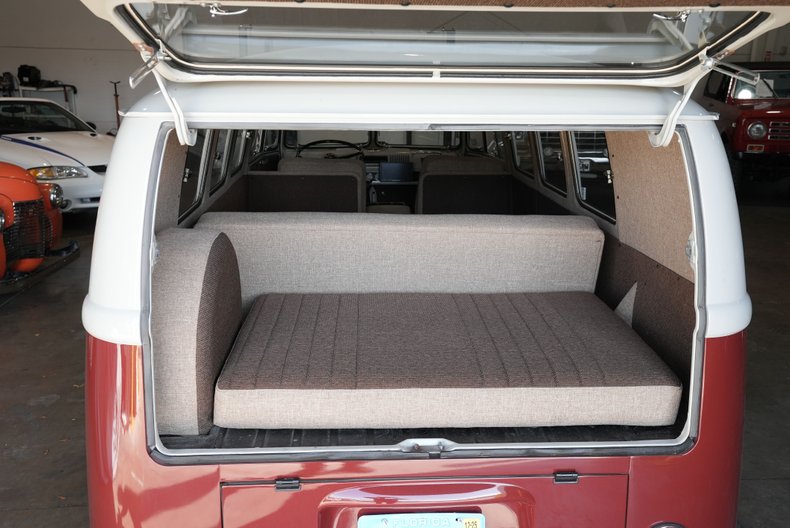 Volkswagen-Bus-1967-Red-Saddle-36