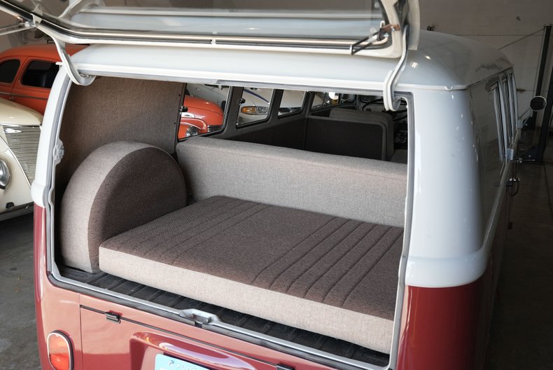 Volkswagen-Bus-1967-Red-Saddle-37
