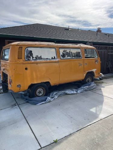 Volkswagen-Bus-1979-Yellow-2