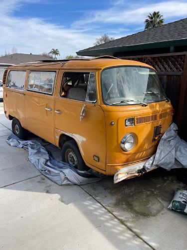 Volkswagen-Bus-1979-Yellow