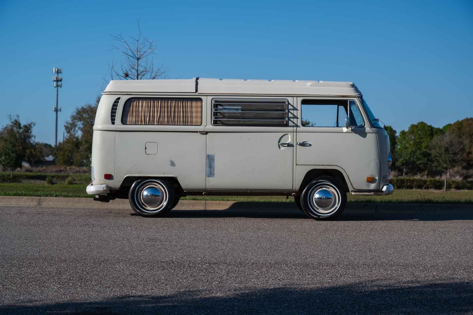 Volkswagen-BusVanagon-1970-Bus-33