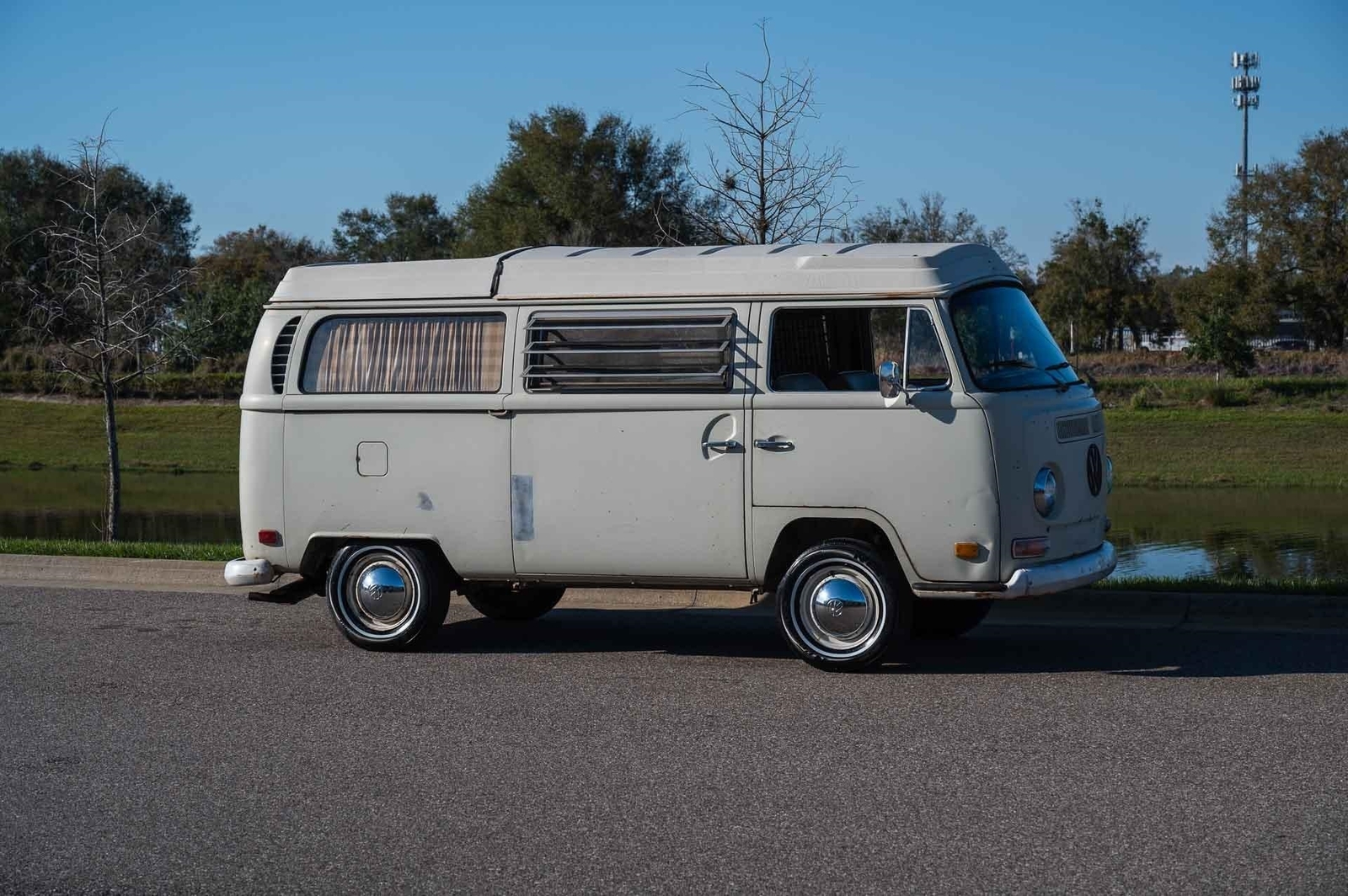 Volkswagen-BusVanagon-1970-Bus-34