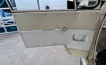 Volkswagen-BusVanagon-1972-Passenger-Van-15