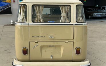 Volkswagen-BusVanagon-1972-Passenger-Van-5